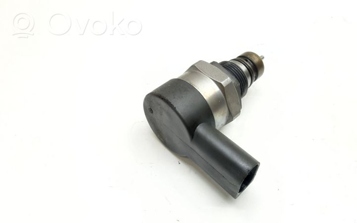 BMW 5 F10 F11 Regulator ciśnienia paliwa 0281002949