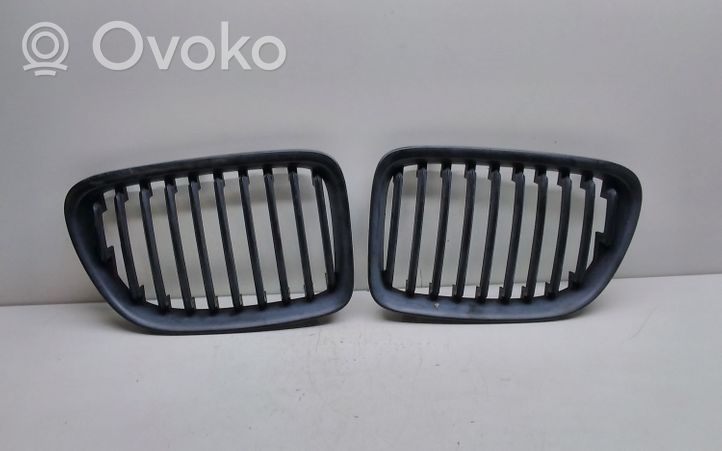 BMW X1 E84 Maskownica / Grill / Atrapa górna chłodnicy 