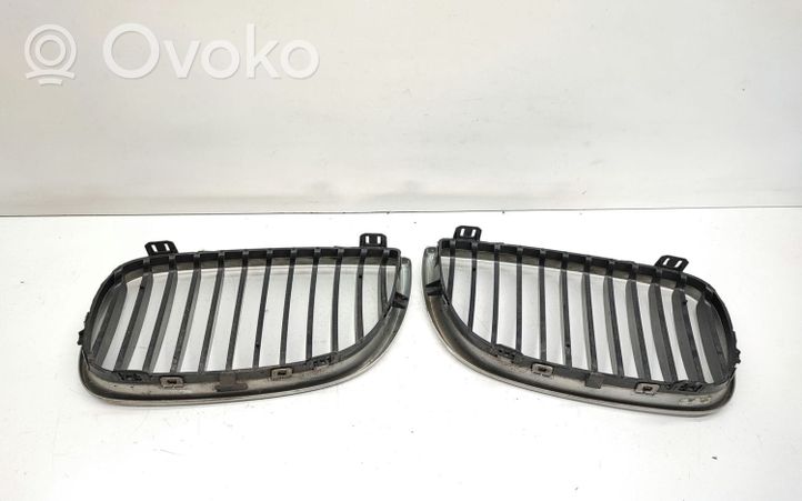 BMW 1 E81 E87 Grille calandre supérieure de pare-chocs avant 7128613