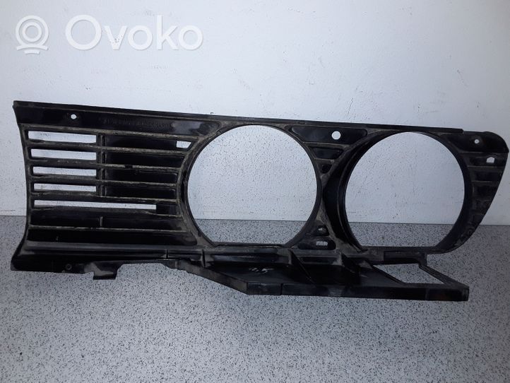 BMW 3 E30 Rivestimento sotto il faro/fanale 1876091