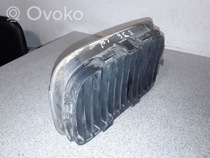 BMW 3 E36 Grotelės viršutinės 51138122238