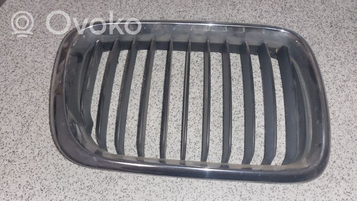 BMW 3 E36 Griglia superiore del radiatore paraurti anteriore 51138195094