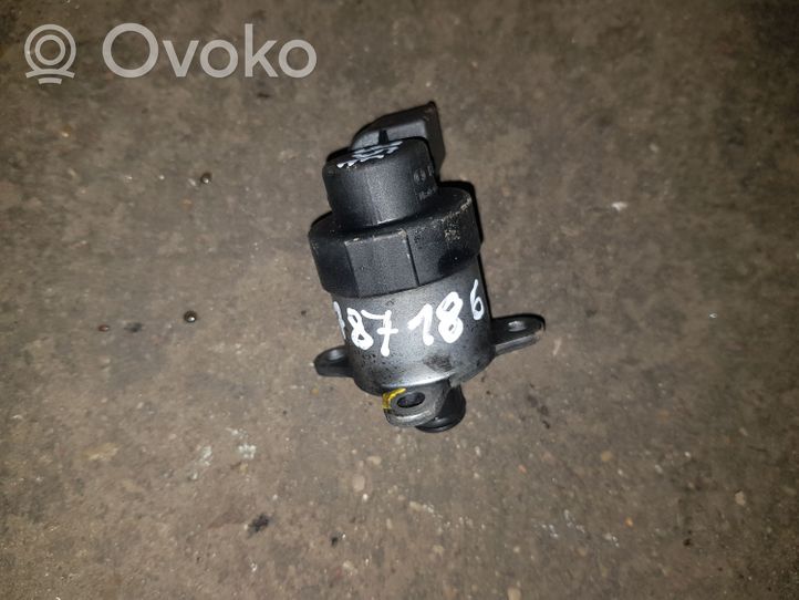 BMW 3 E46 Fuel pressure regulator 13517787186