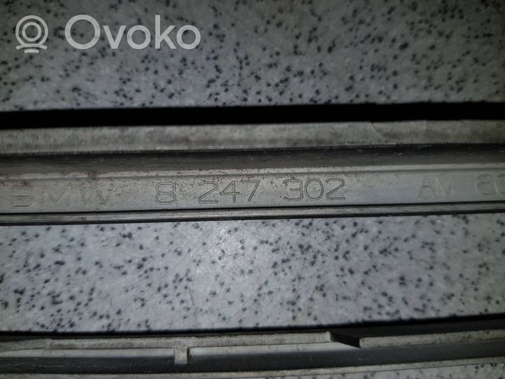 BMW 5 E39 Verkleidung Radio / Navigation 8247302