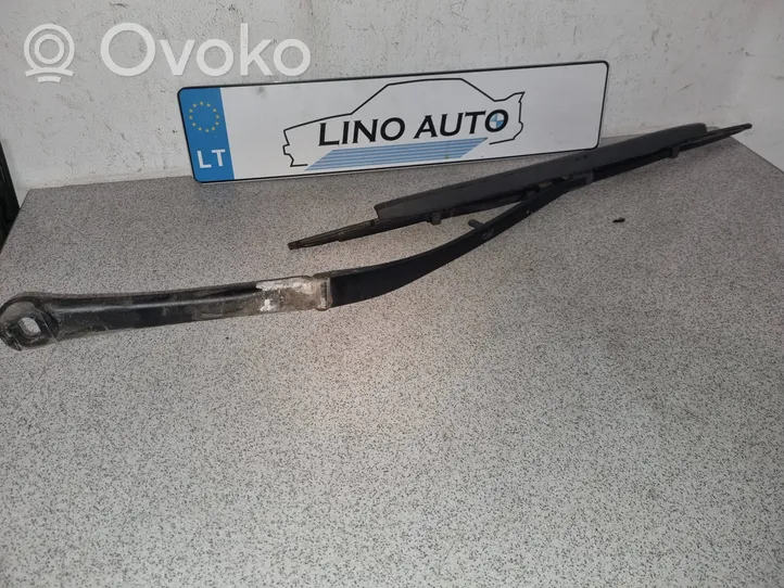 BMW 5 E39 Priekinio stiklo valytuvų kojelė 8209879