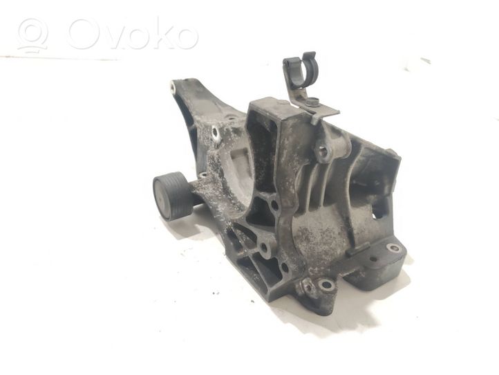 Nissan Navara D40 Supporto del generatore/alternatore 7802639