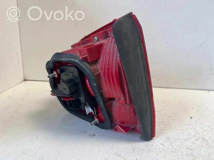 Volkswagen Touran II Lampy tylnej klapy bagażnika 1T0945093