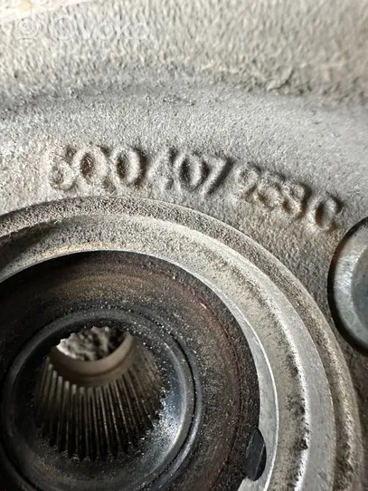 Skoda Superb B8 (3V) Fusée d'essieu de moyeu de la roue avant 5Q0407258C