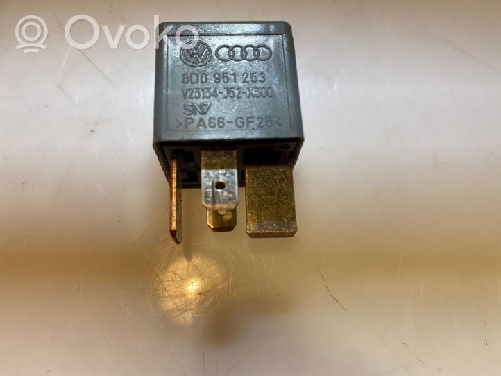 Audi A6 S6 C5 4B Muu rele 8D0951263