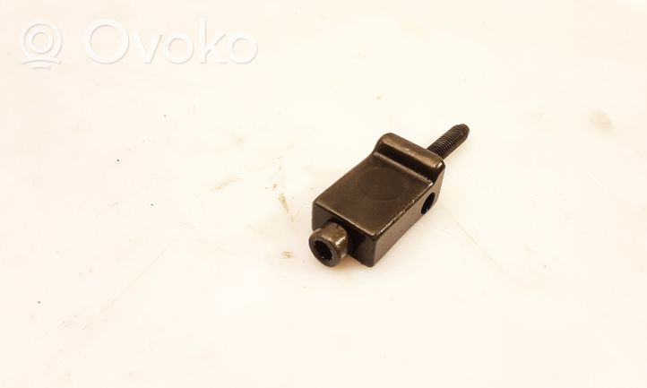 Volkswagen PASSAT B5.5 Fuel Injector clamp holder 