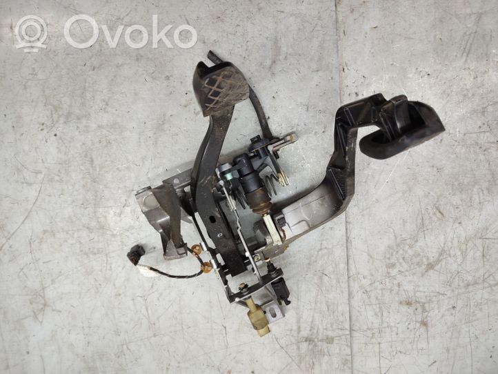 Volkswagen PASSAT B5 Pedal assembly 8D1721117K