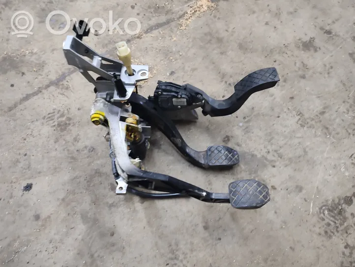 Volkswagen PASSAT B5 Pedal assembly 8D1721117K