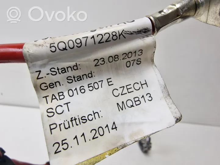 Volkswagen Golf VII Câble de batterie positif 5Q0971228K