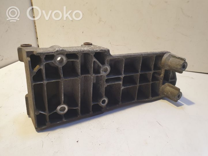 Volvo 850 Soporte del alternador 9135170