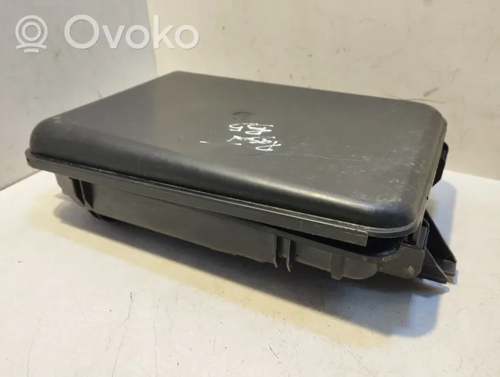 Volkswagen PASSAT B5 Fuse box set 8D0927613