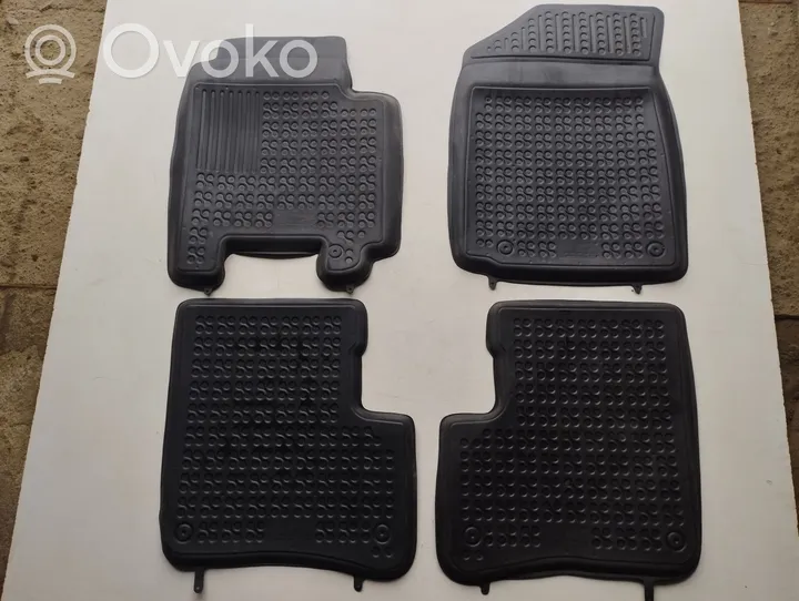 Toyota Yaris Set di tappetini per auto 201408