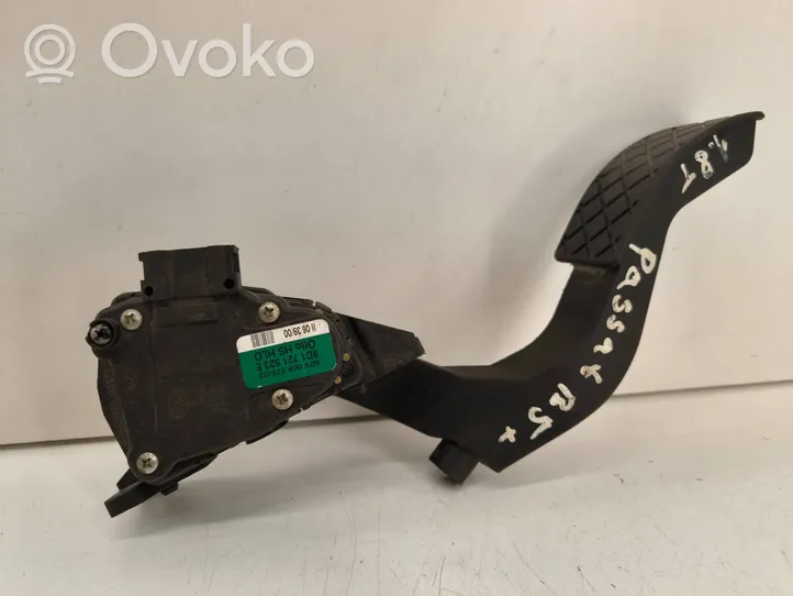 Volkswagen PASSAT B5 Accelerator throttle pedal 8D1721523E