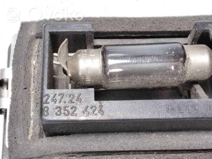 BMW 7 E38 Lampa oświetlenia tylnej tablicy rejestracyjnej 8352424