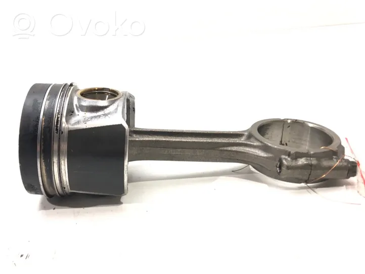 Volkswagen PASSAT B8 Piston avec bielle 