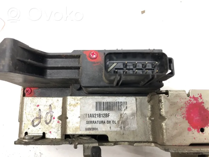 Ford Connect Zamek drzwi przednich 2T1A-V21812-BE