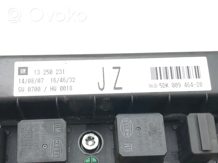 Opel Zafira B Fuse box set 13250231JZ