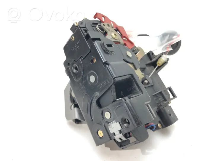 Audi A4 S4 B6 8E 8H Etuoven lukko 8E0839015C