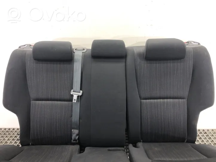 Toyota Auris 150 Toisen istuinrivin istuimet 