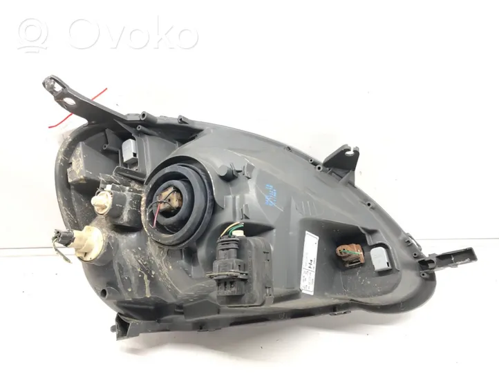 Toyota Yaris Lampa przednia 