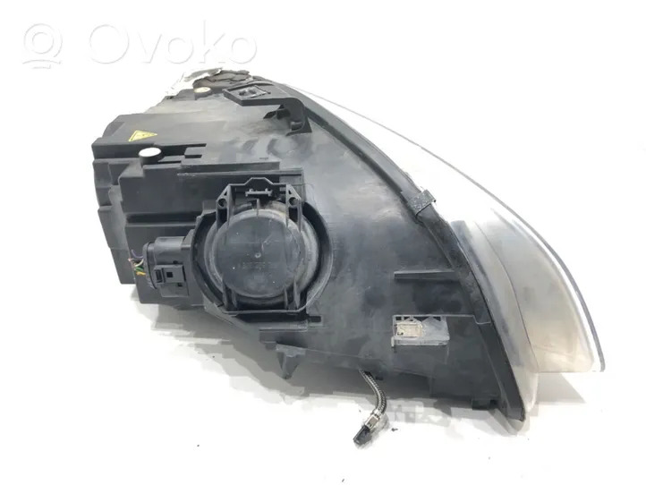 Audi A4 S4 B7 8E 8H Lampa przednia 