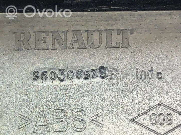 Renault Clio IV Takapuskurin alaosan lista 960306579R