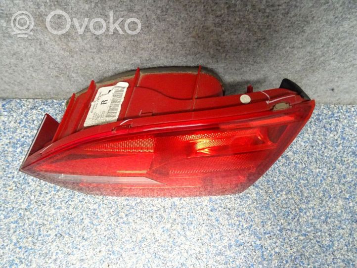 Volkswagen Jetta VI Lampy tylnej klapy bagażnika 5C6945094