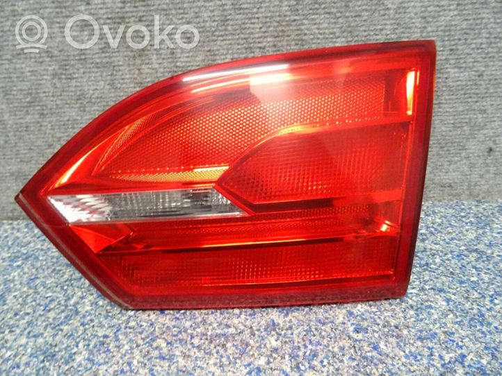 Volkswagen Jetta VI Lampy tylnej klapy bagażnika 5C6945094