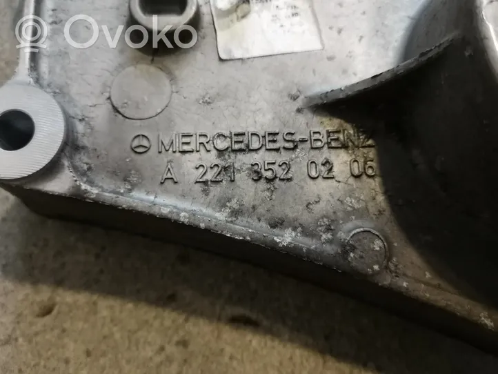 Mercedes-Benz S W222 Takatasauspyörästön kannatin A2213520206