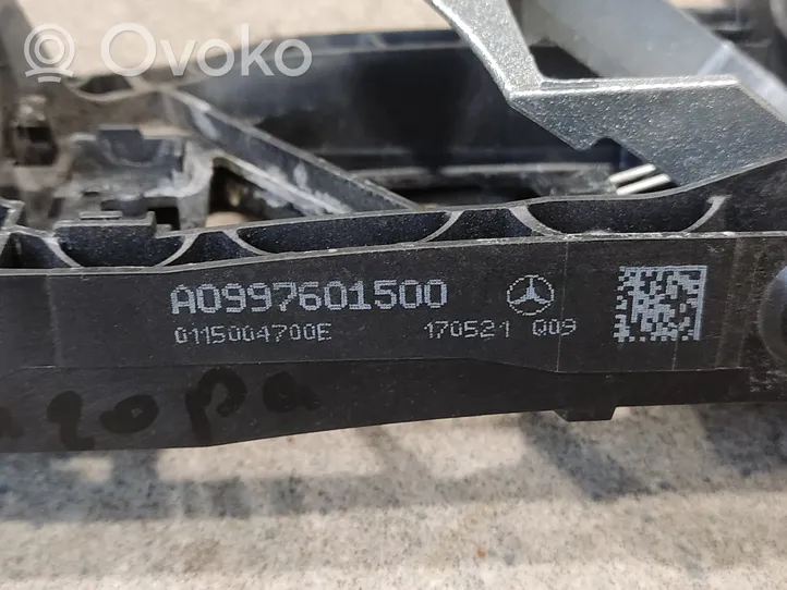 Mercedes-Benz E W213 Etuoven ulkokahvan kehys A0997601500