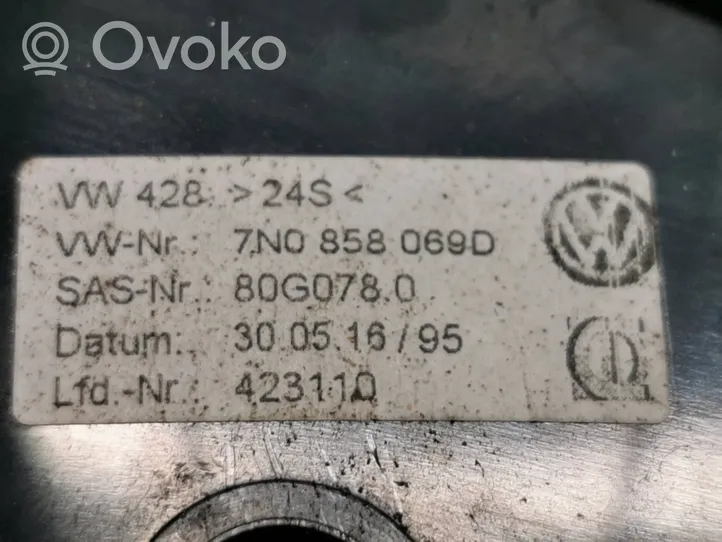 Volkswagen Sharan Dysze / Kratki środkowego nawiewu deski rozdzielczej 7N0858069D