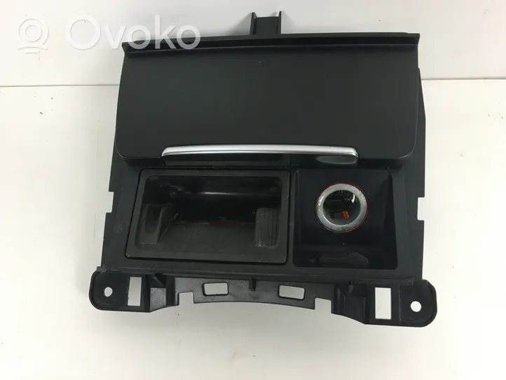 Audi A4 S4 B8 8K Peleninė panelėje 8K0857951