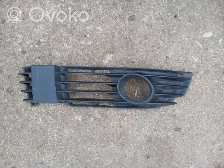 Volkswagen PASSAT B5.5 Grille inférieure de pare-chocs avant 3B0853665J