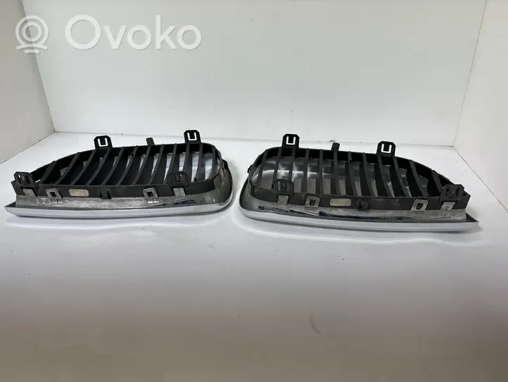 BMW 1 E81 E87 Grill / Wlot powietrza błotnika przedniego 22405910