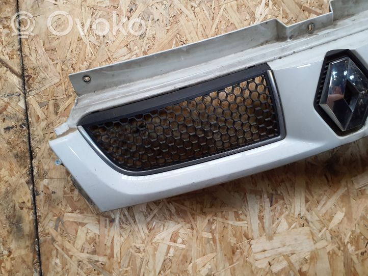 Renault Trafic II (X83) Grille calandre supérieure de pare-chocs avant 