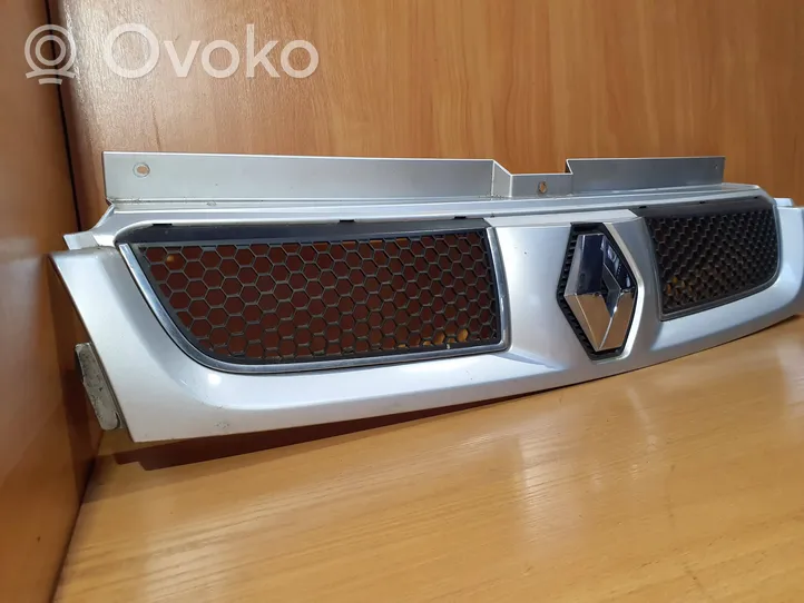 Renault Trafic II (X83) Grille calandre supérieure de pare-chocs avant 7700313438