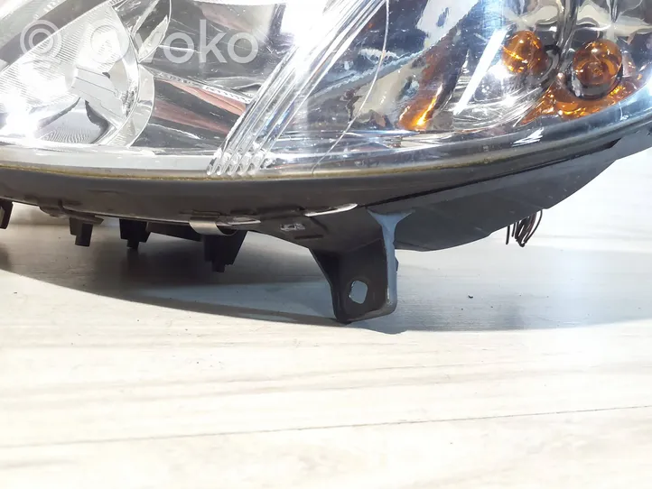 Mercedes-Benz Vito Viano W639 Lampa przednia 24670300LI