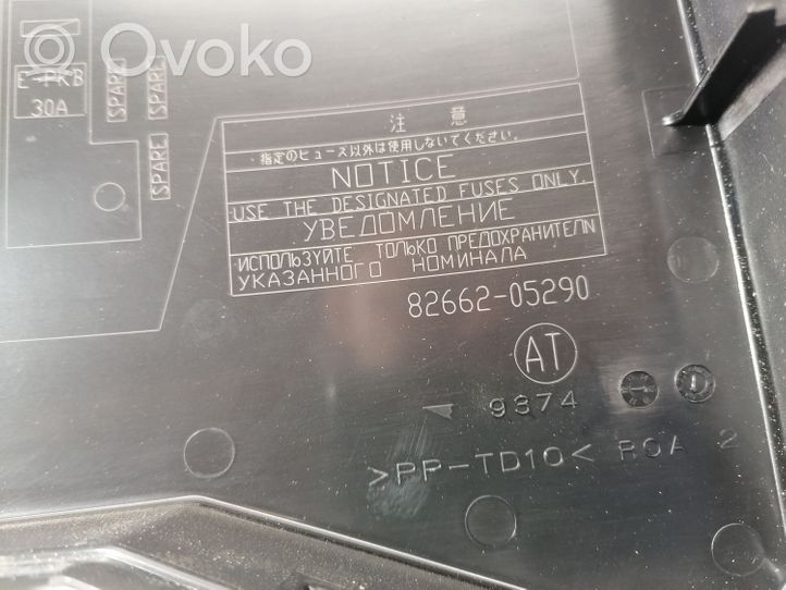 Toyota Avensis T270 Couvercle de boîte à fusibles 8266205290