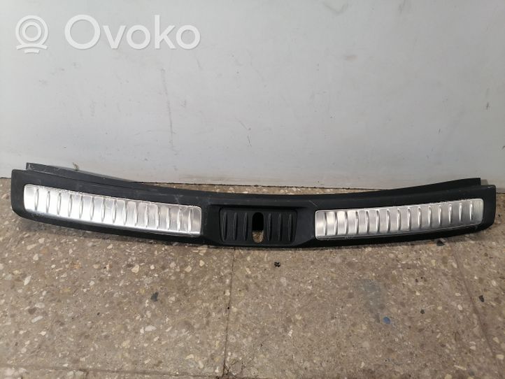 Toyota Avensis T270 Osłona pasa bagażnika 5838705110