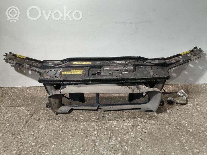 Volvo V70 Jäähdyttimen kehyksen suojapaneeli 30734536