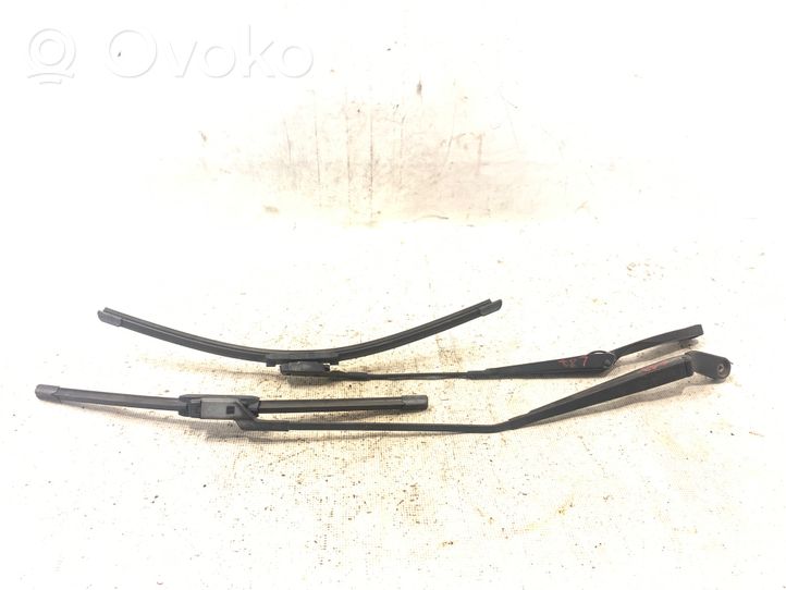 Volkswagen Polo IV 9N3 Front wiper blade arm 