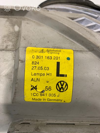 Volkswagen New Beetle Lampa przednia 0301163201