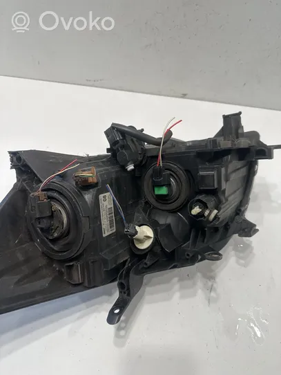 Toyota Auris 150 Lampa przednia 8111002470