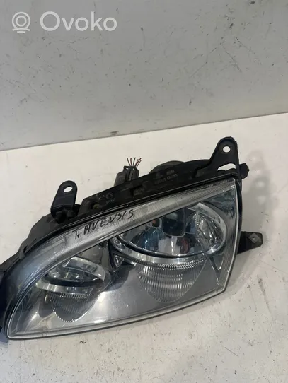 Toyota Avensis T220 Lampa przednia 8115005100