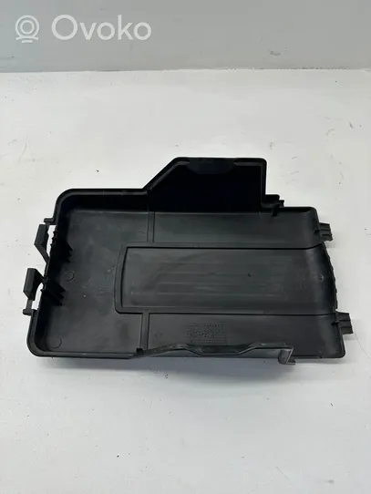 Volkswagen PASSAT B7 Tapa/cubierta para la caja de la batería 3C0915443A