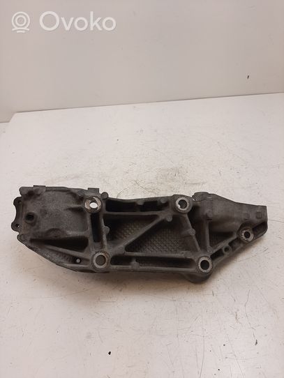 Nissan NV400 Soporte del alternador 117103703R